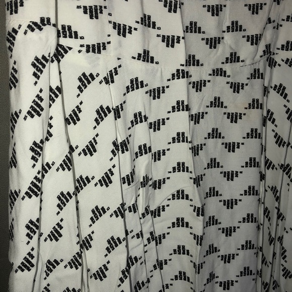 White fit and flare dress with black detailing - Picture 2 of 3